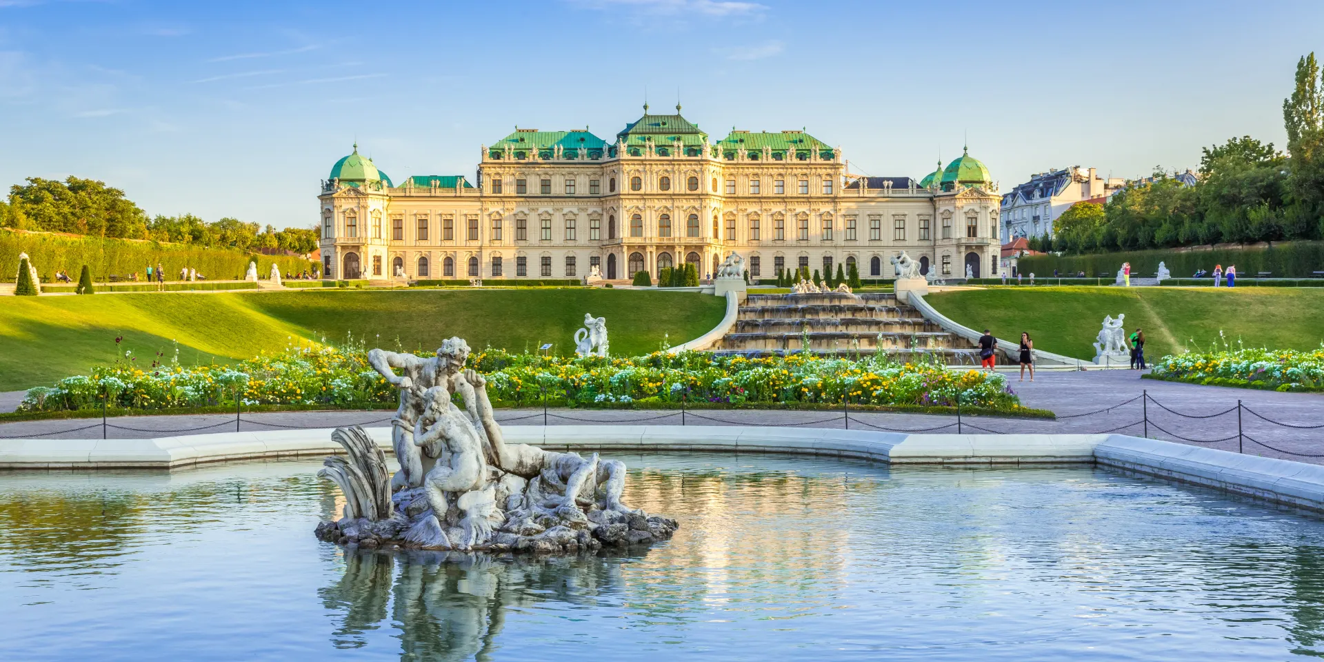 Slott med en stor hage i Vien